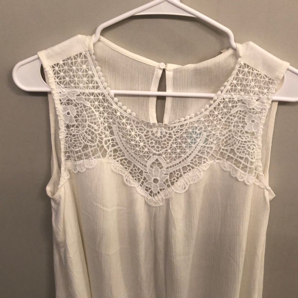 Skies are Blue blouse. Size M. Never worn..tags on. Rayon/Polyester. Hand wash